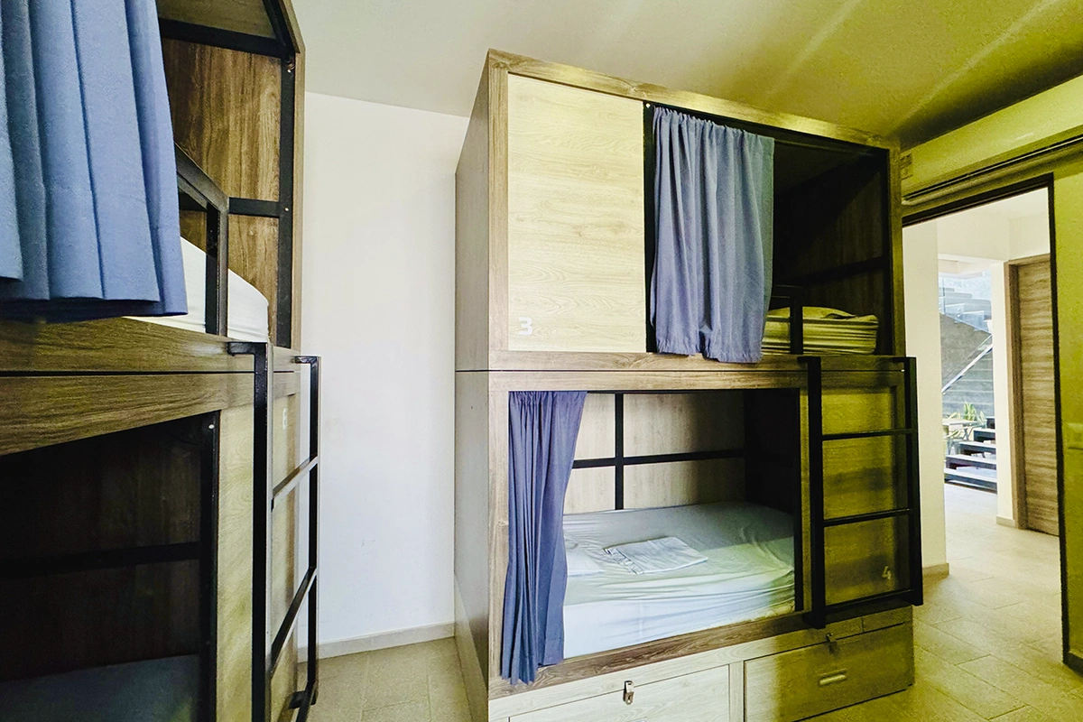 habitacion compartida con literas dobles hostal laguna sala