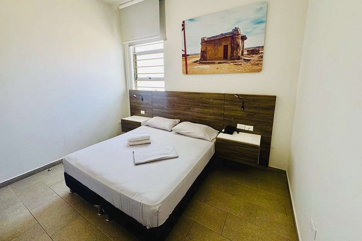 habitacion doble cama queen hostal laguna sala