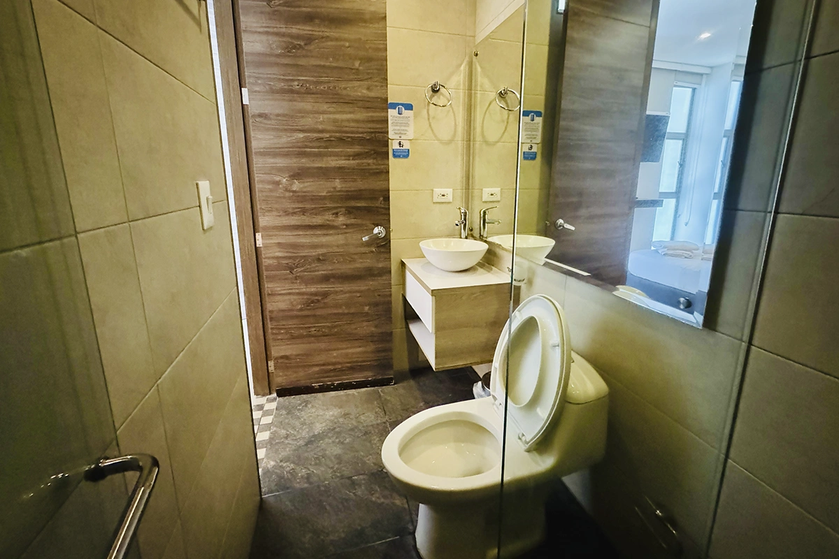 habitacion doble estandar con cama queen con baño interno