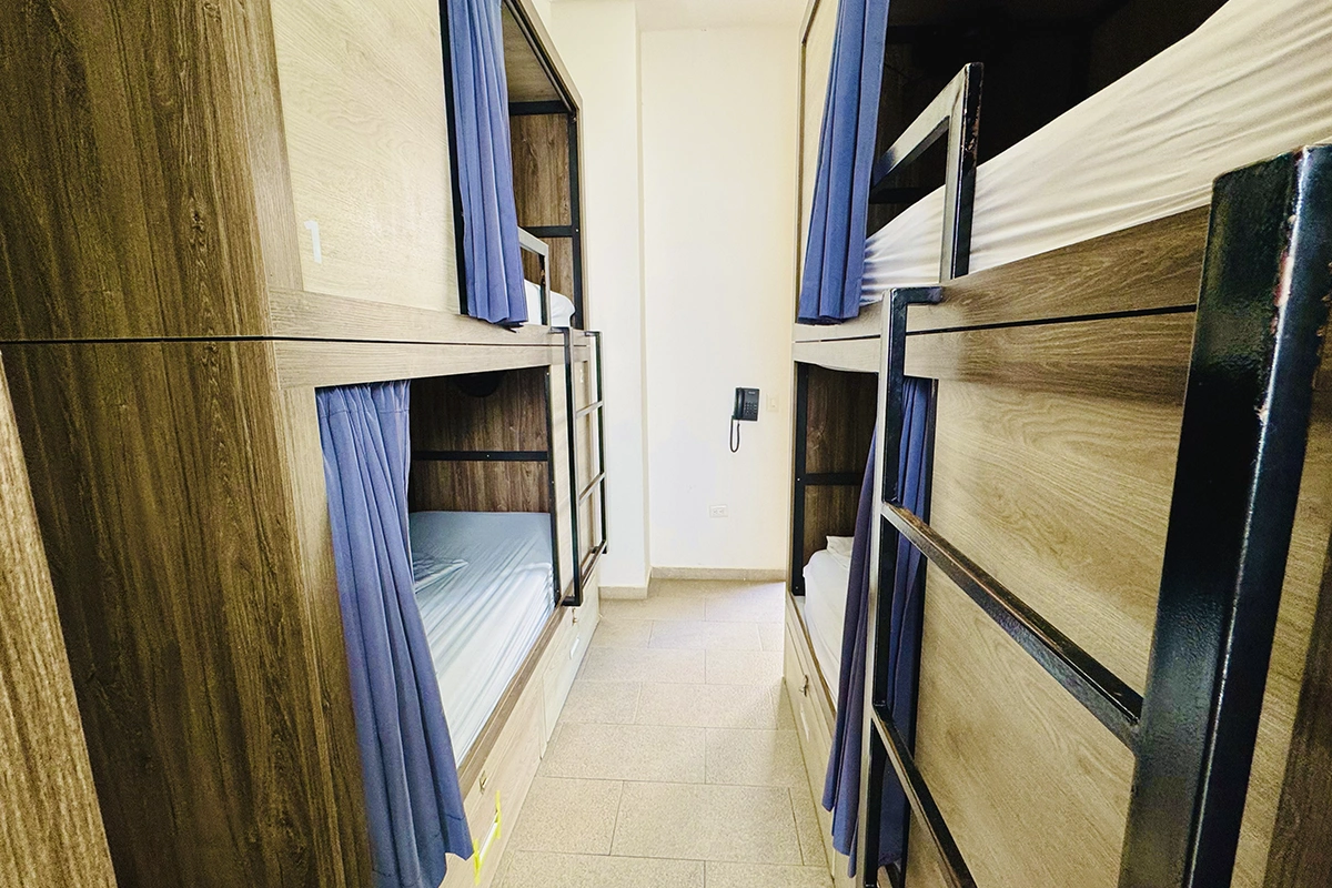 habitacion familiar con 2 literas dobles hostal laguna sala